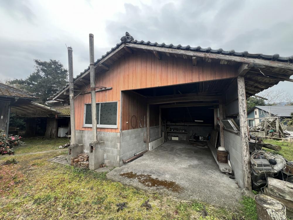 1960s wood house on a large plot in Kanoya, Kagoshima
