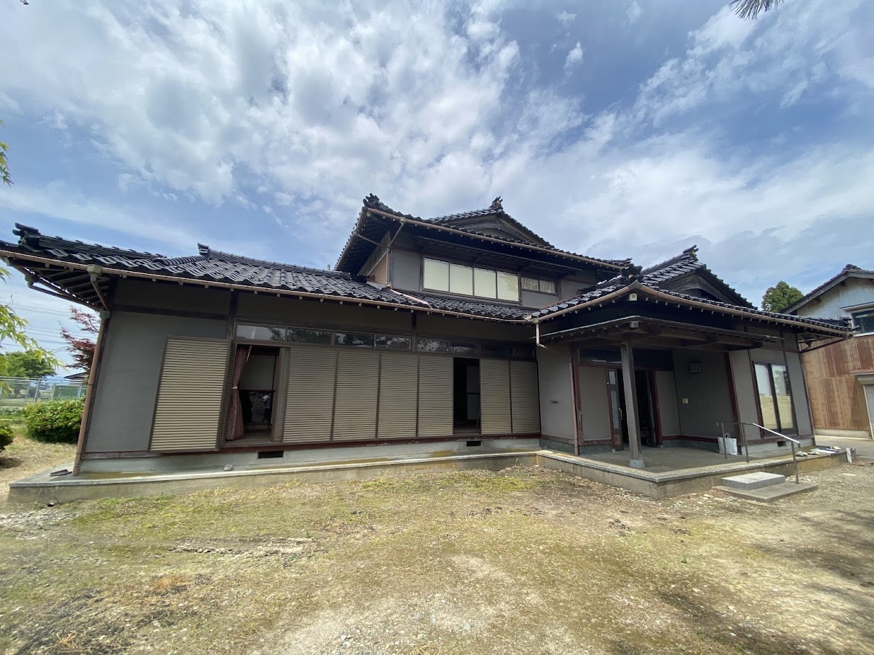 1970s wood house on a large plot in Toyama