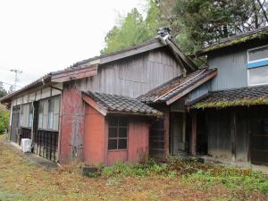 1960s wood house on a large plot in Niigata
