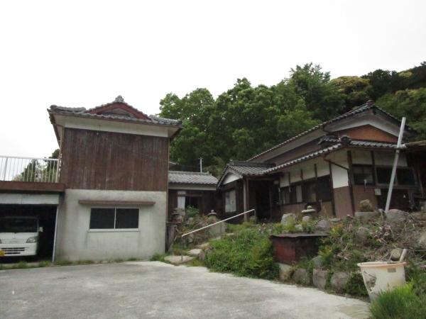 1960s wood house on a large plot in Oita