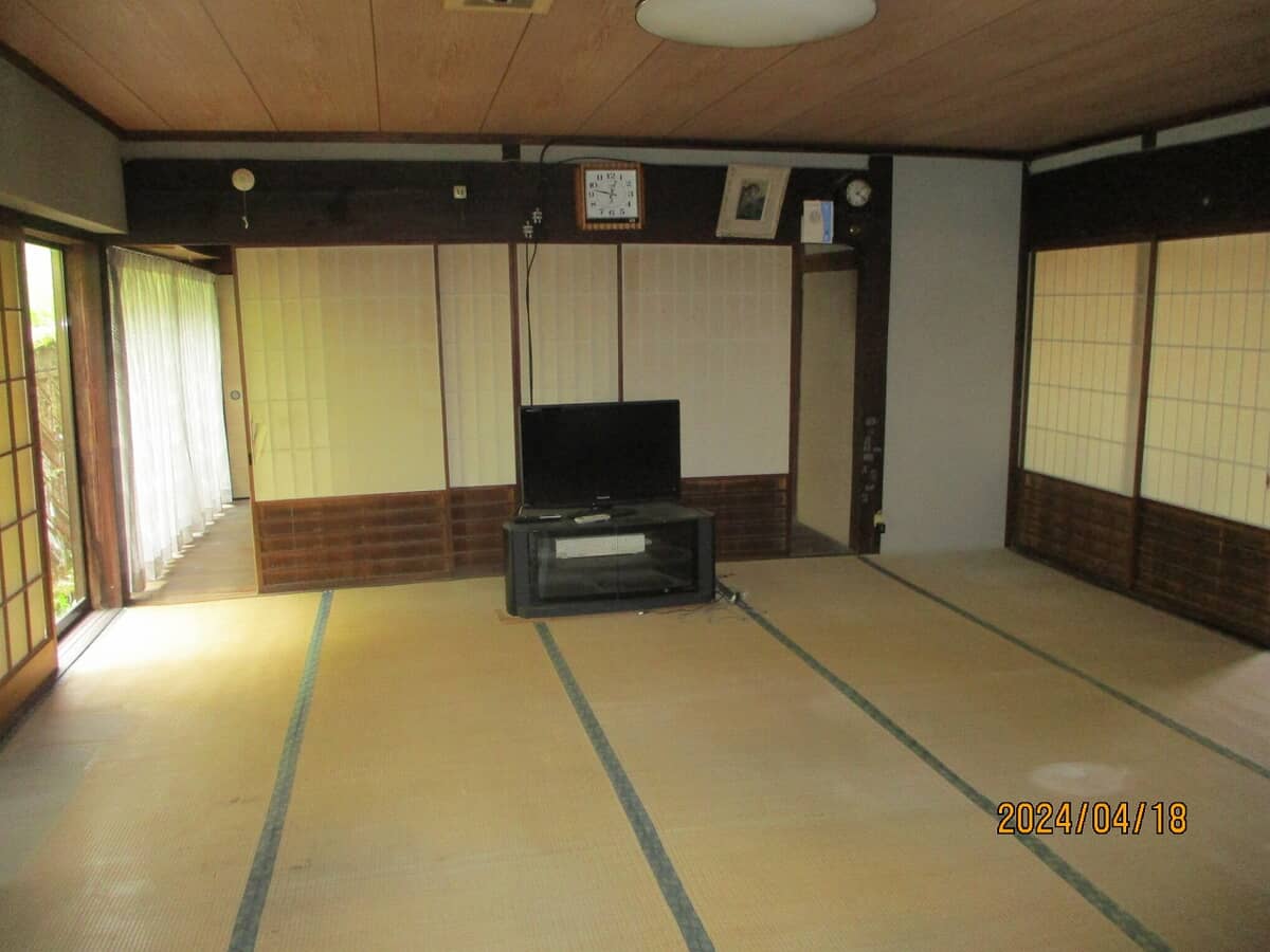 1930s wood house on a large plot in Hiroshima