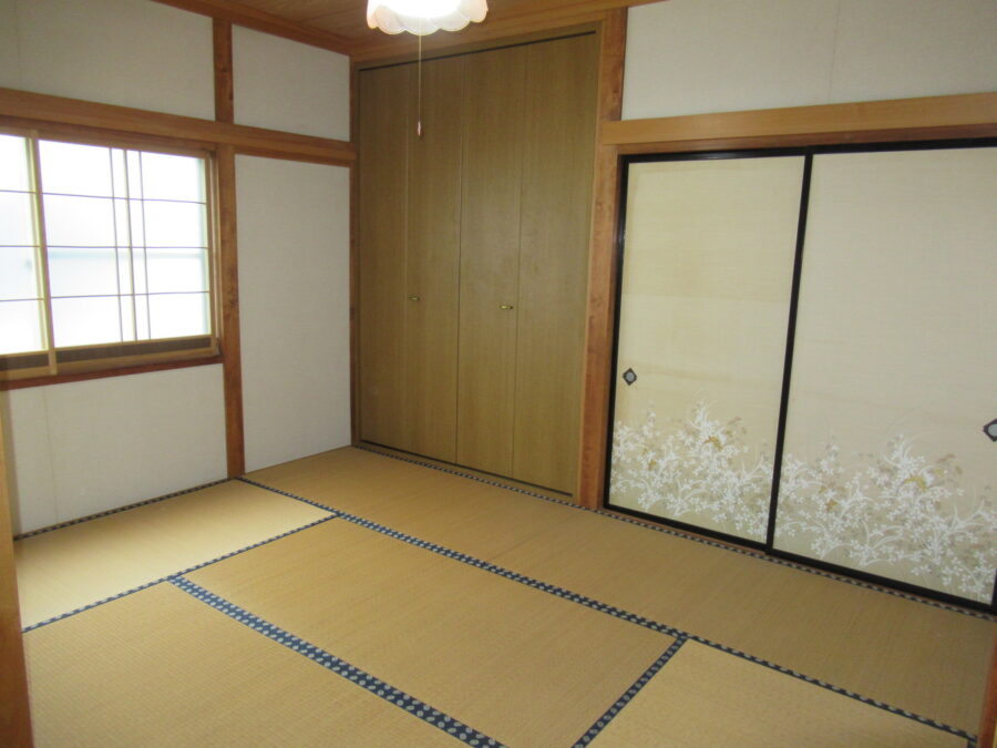 1970s wood house, 8-min walk to station, Aomori