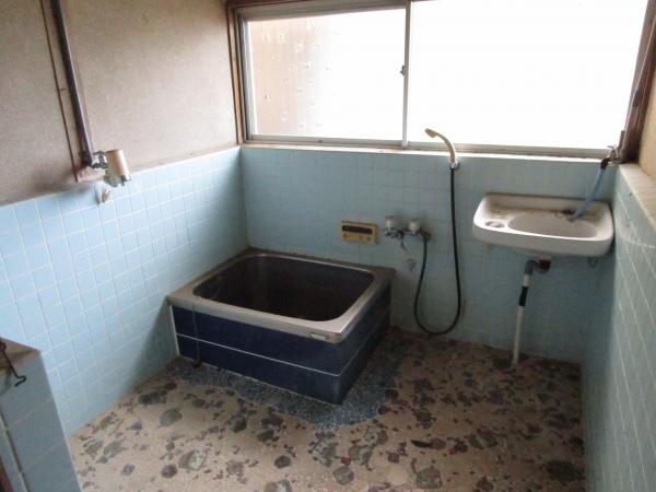 1960s wood house on a large plot in Oita