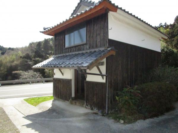 1970s wood house with storehouses in Oita