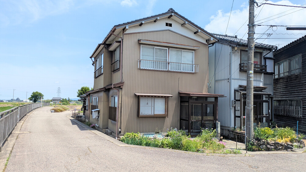 Wood house, 12-min walk to station, Toyama