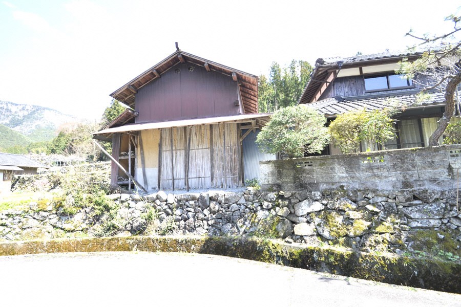 1970s wood house on a large plot in Hyogo