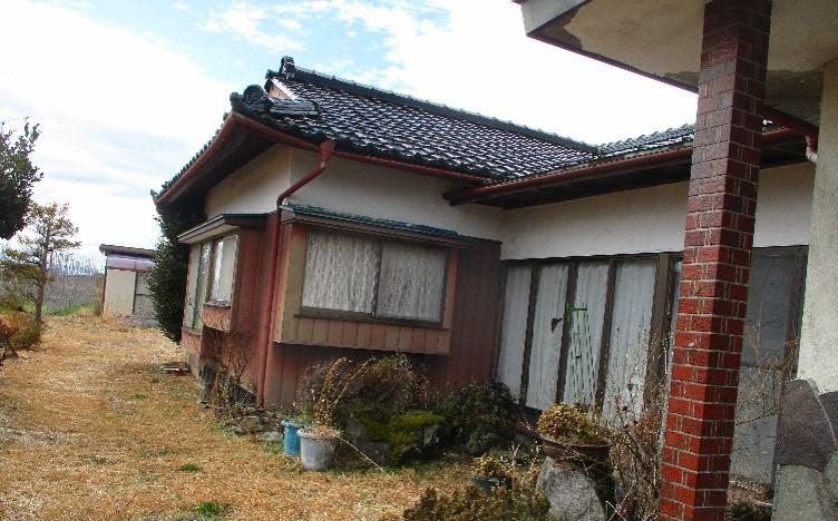 1970s wood house on a large plot in Nagano