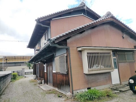 Good access in all directions; spacious lot suitable for residential, self-sufficiency, and agricultural use