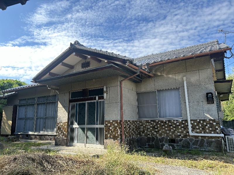 1970s wood house with outbuildings in Kagawa
