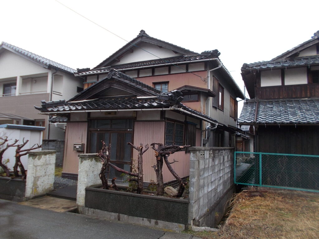 1960s wood house, 8-min walk to station, Shiga