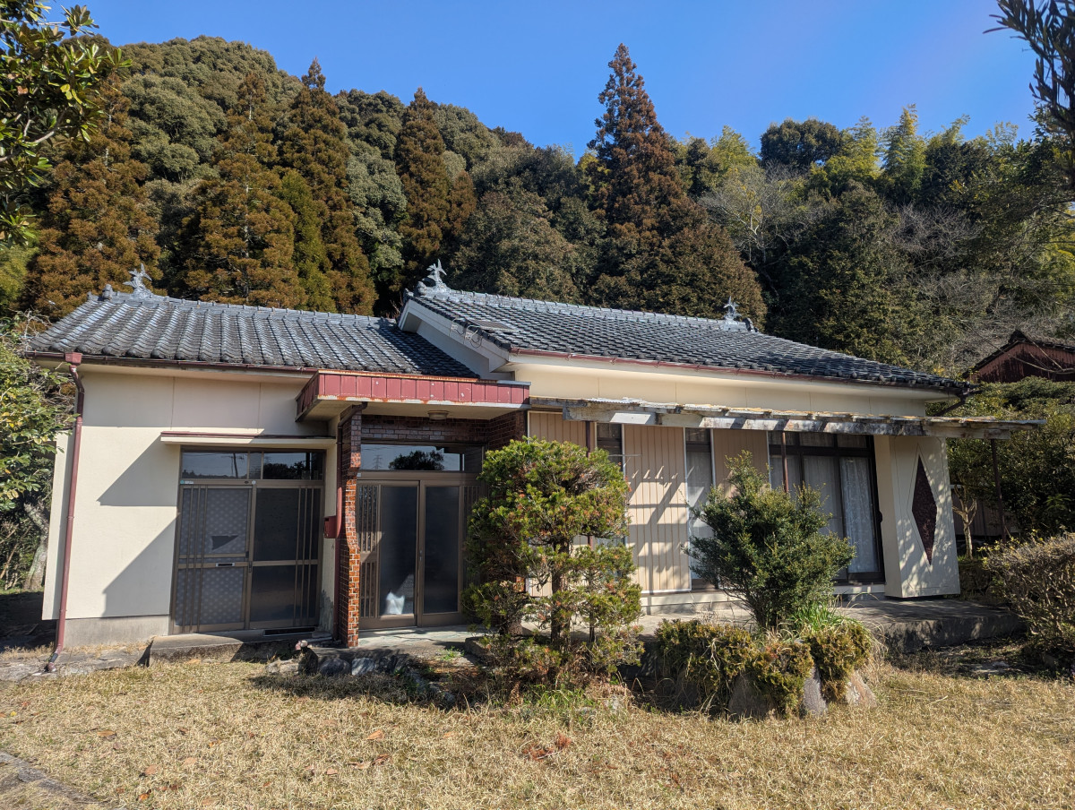 1980s wood house on a large plot in Isa, Kagoshima