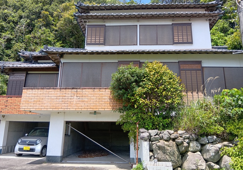 1970s wood house on a large plot in Tatsukushi, Tosashimizu