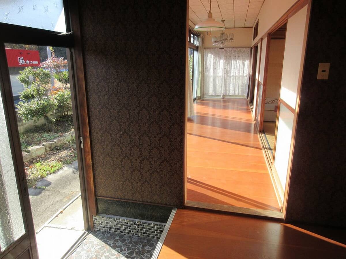 1970s wood house on a large plot in Hiroshima