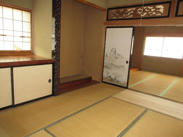 Many rooms and spacious garden. Day-use hot spring facility nearby; enjoy hot springs anytime with ease.