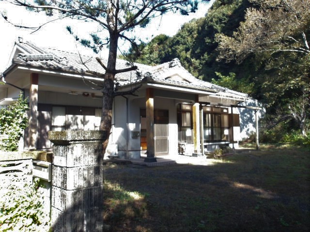 1990s wood house on a large plot in Iriki, Satsumasendai