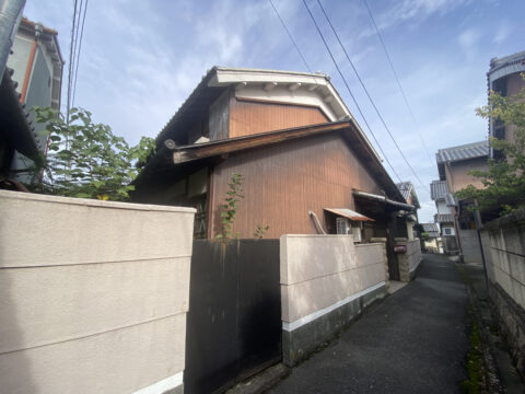Old-fashioned settlement with character; a house worth renovating.