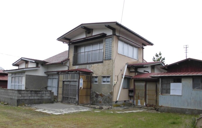 1950s wood house on a large plot in Akita