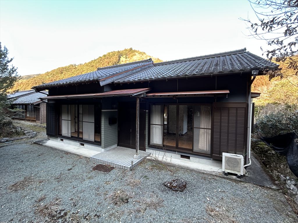 1990s wood house in Mie