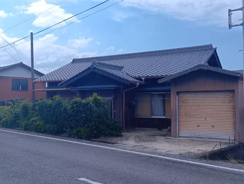 1970s wood house with outbuildings in Kagawa