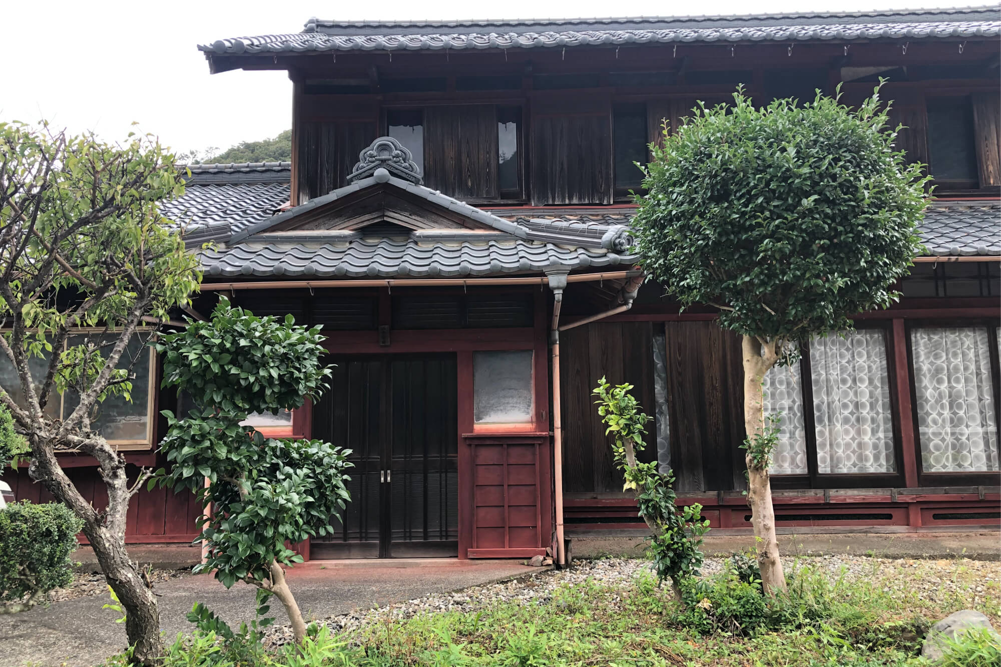 Wood house with storehouses in Shiga