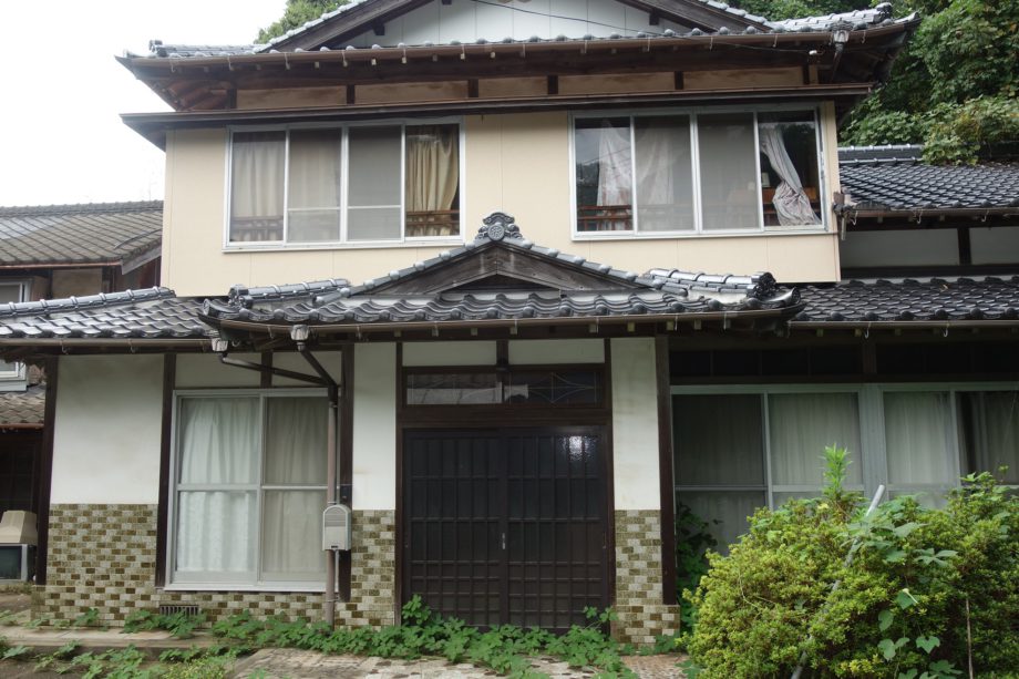 1970s wood house on a large plot in Nagasaki