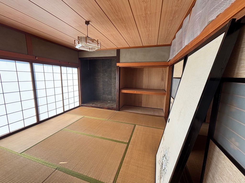 1970s wood house on a large plot in Akita