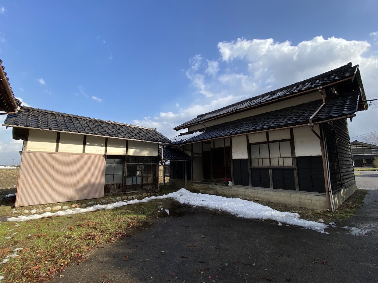 1940s wood house on a large plot in Toyama
