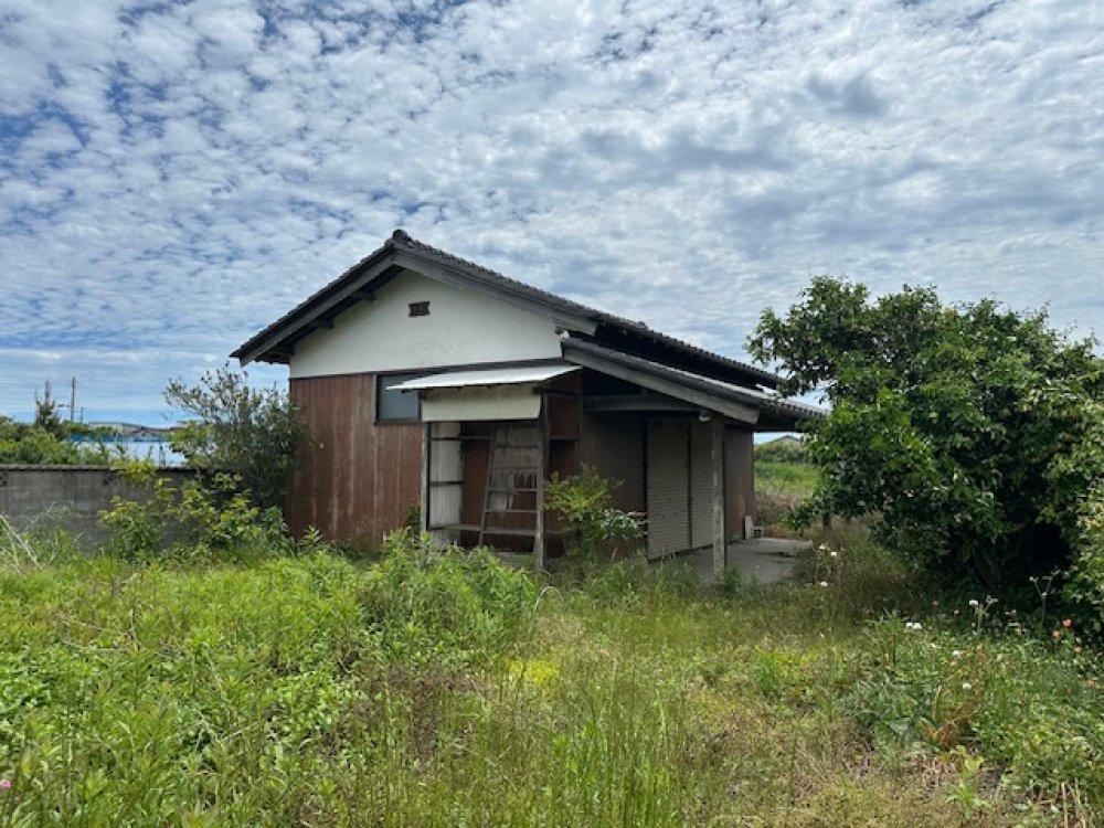 Traditional-style tatami-room house with storage shed!