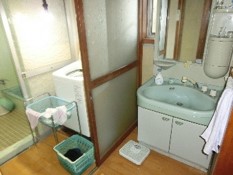 1970s wood house on a large plot in Niigata