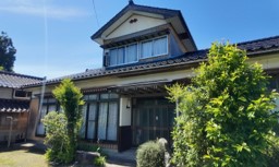 1970s wood house with outbuildings in Niigata
