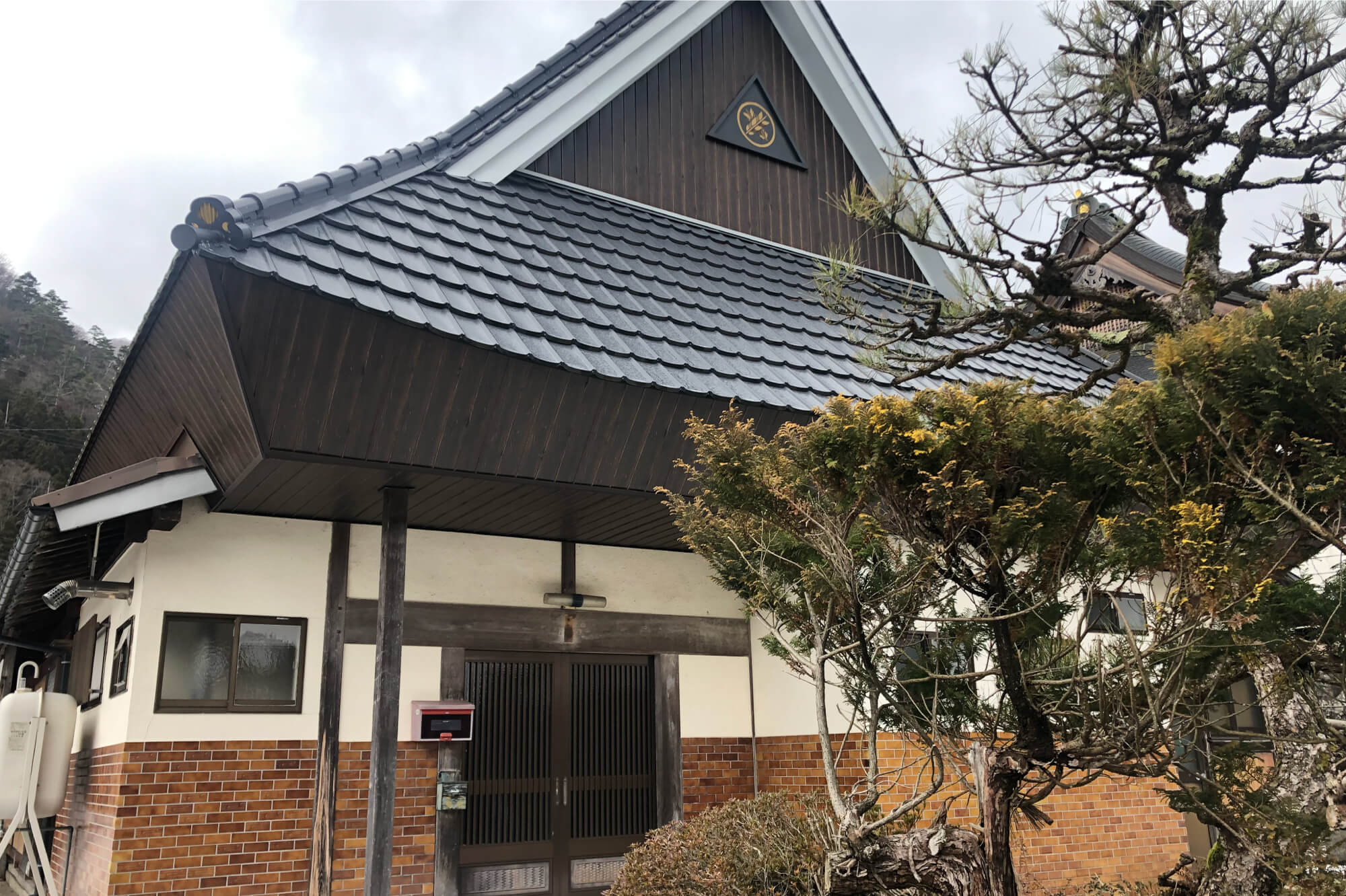 Wood house with storehouses in Shiga