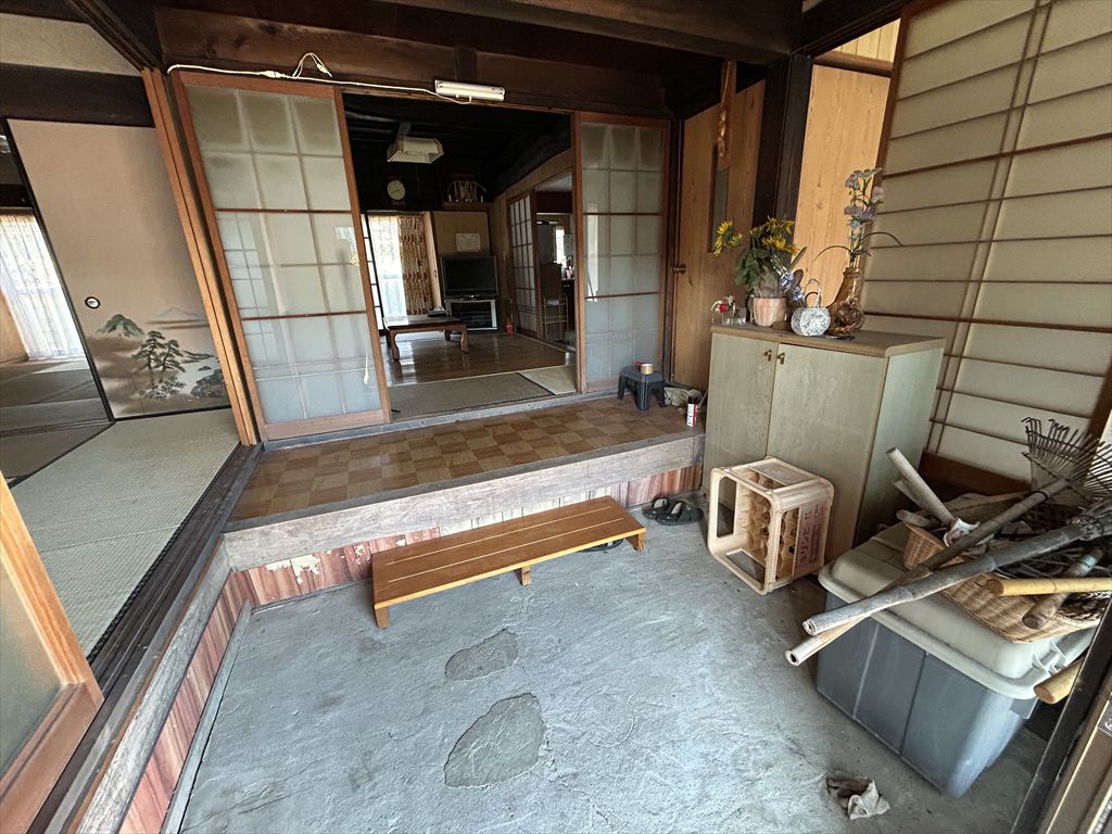 1910s wood house on a large plot in Mie