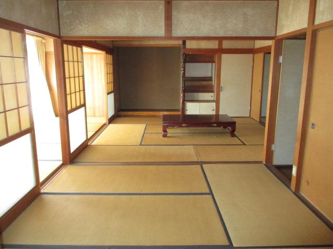 1970s wood house on a large plot in Okayama