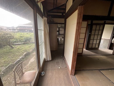 A compact shop-and-residence with remnants of the former tatami-mat framing shop