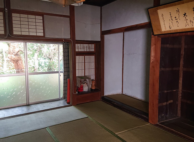 1890s wood house on a large plot in Shimane