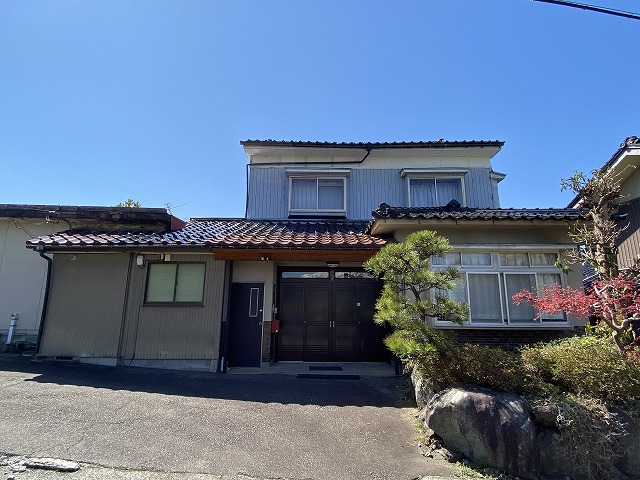 1960s wood house on a large plot in Toyama