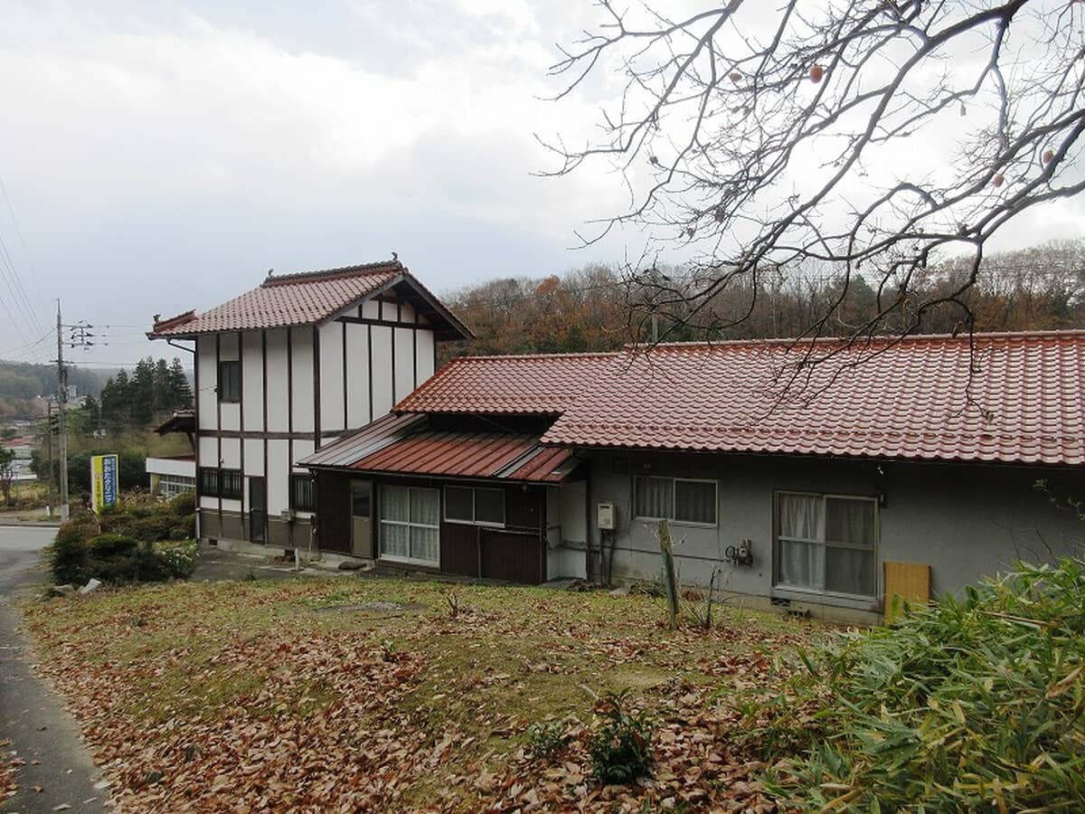1970s wood house on a large plot in Hiroshima