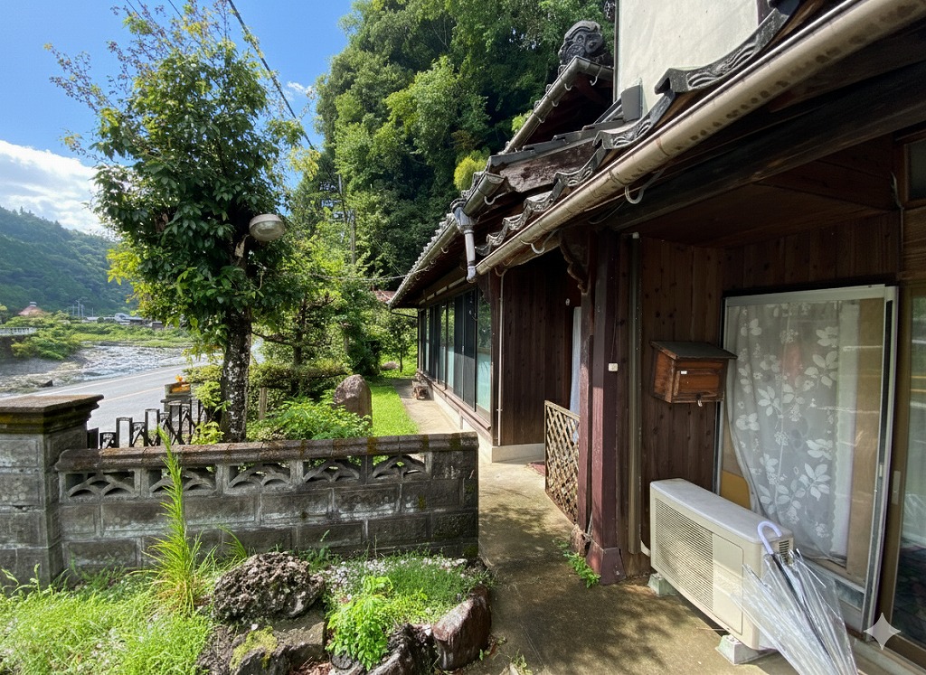 1940s wood house on a large plot in Yamaguchi
