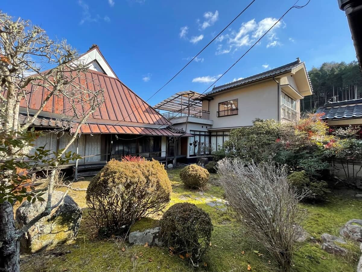 Wood house on a large plot in Hiroshima