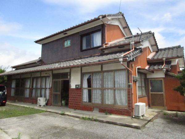 1970s wood house with storehouses in Oita