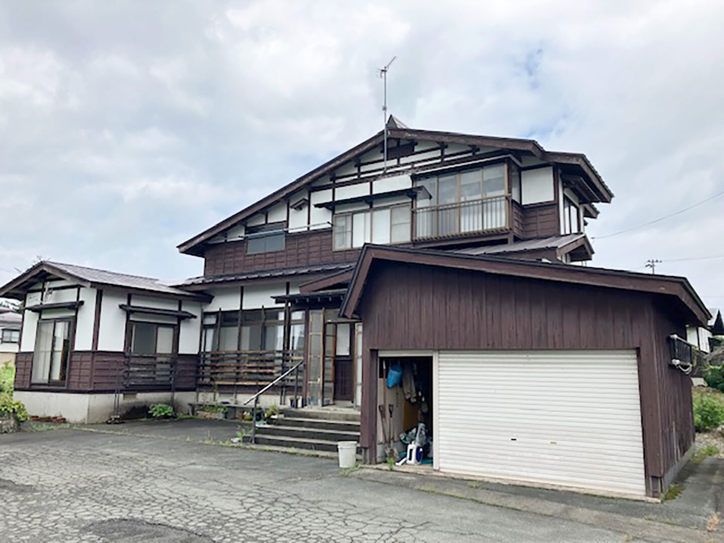 1980s wood house on a large plot in Yamagata
