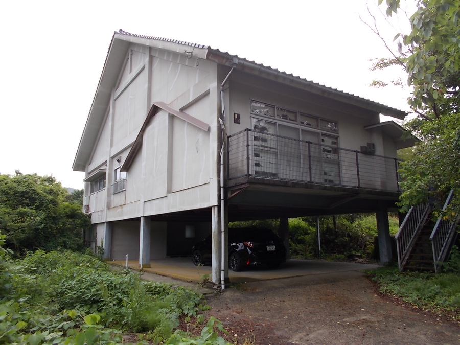 1970s steel-frame house on a large plot in Shimane