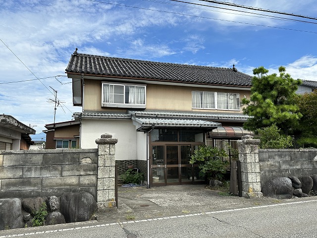 1970s wood house, 6-min walk to station, Toyama