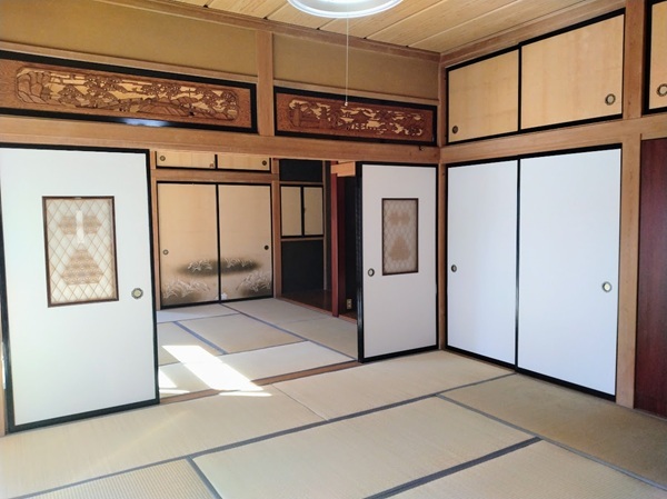 1980s wood house on a large plot in Yamanashi