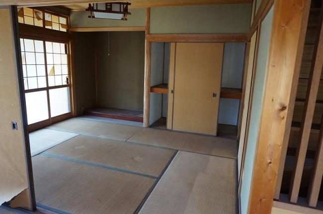 1970s wood house, 14-min walk to station, Okayama
