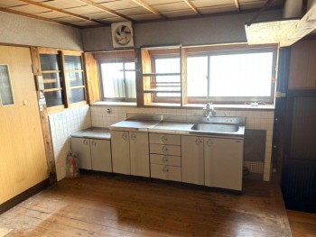 1980s house with outbuildings in Minamisatsuma, Kagoshima