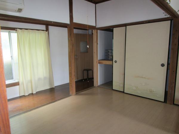Wood house with storehouses in Oita