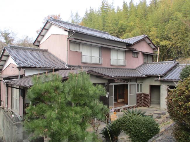 1960s wood house on a large plot in Okayama