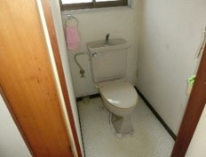 1990s wood house on a large plot in Niigata