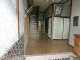 1990s wood house on a large plot in Niigata